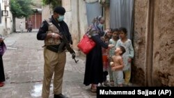 په پېښور کې روغتيايي کارکوونکې يو ماشوم ته د پولیو واکسين کوي - انځور له ارشيفه