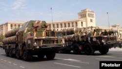 Ռուսական C-300 հակաօդային պաշտպանության համակարգերը Երևանի Հանրապետության հրապարակում զորահանդեսի փորձի ժամանակ, արխիվ