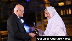 مېرمن مريم بي بي د جايزې اخيستلو پر مهال