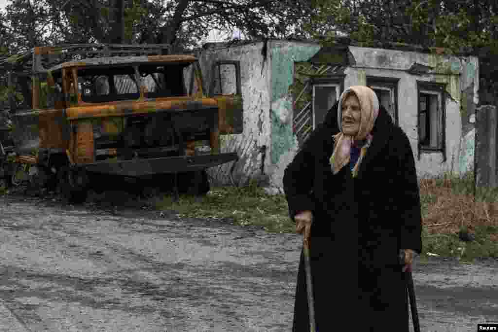 Літня жінка на вулиці Іловайська, 25 вересня 2014 року
