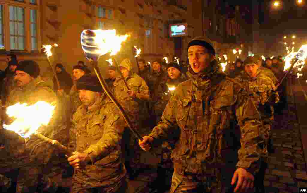У Львові кілька сотень людей з факелами пройшли від площі Ринок до пам'ятника Степанові Бандері, вигукуючи гасла «Українцям - зброю, Україні - волю» і подібні. Приурочили захід до 97-ї річниці битви під Крутами. Львів, 30 січня 2015 року 