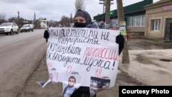 Риза Омеровның хатыны Севиля Омерова ялгыз пикетта