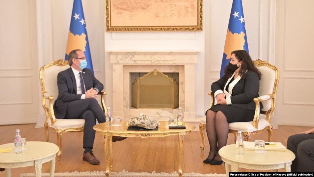 Vjosa Osmani na sastanku sa premijerom Avdulahom Hotijem, 22. decembra u Prištini
