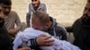 Palestinci plaču nad tijelima svojih rođaka, ubijenih u izraelskom vazdušnom napadu, u bolnici u Beit Lahiji, u Pojasu Gaze, 2. aprila 2025.