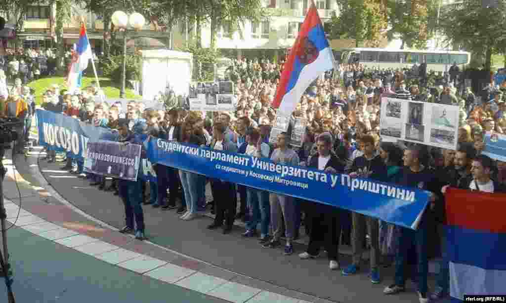 Демонстрация сербов в городе Северная Митровица против вступления Косова в ЮНЕСКО. Конец октября 2015 года.
