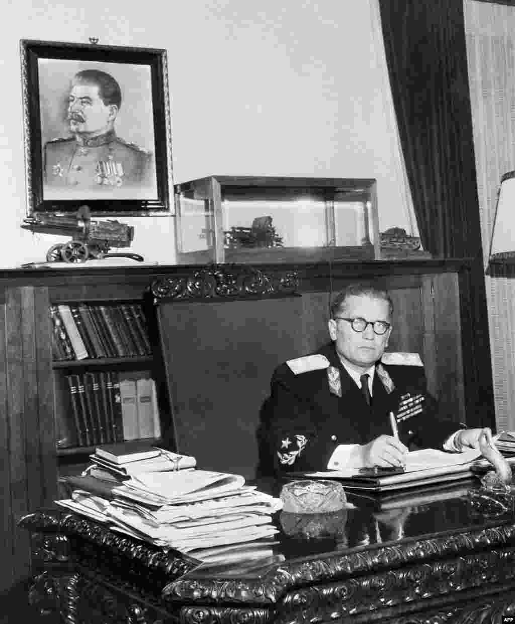 Новий лідер Югославії Йосип Броз Тіто за своїм столом у 1947 році. Авторитарний правитель спочатку наслідував політичний приклад СРСР під проводом Йосипа Сталіна, але незабаром два комуністи стали запеклими ворогами. Після того, як Сталін відправив вбивць до Югославії, Тіто написав в листі: «Припиніть посилати людей, щоб убити мене. Ми вже захопили п’ятьох із них, одного – з бомбою, іншого – з гвинтівкою… Якщо ви не перестанете відправляти вбивць, я пришлю одного в Москву, і мені не доведеться відправляти другого»