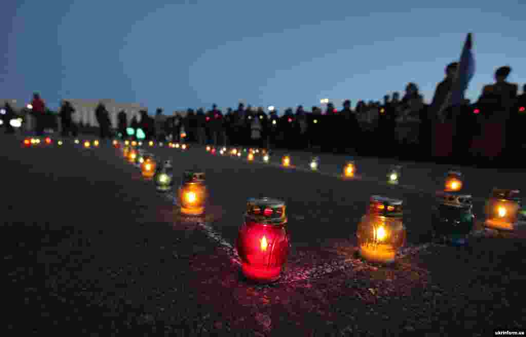 Всеукраїнська акція «Запали свічку» в пам'ять про жертв Голодомору у Харкові. Щороку в останню суботу листопада українці запалюють свічки, щоб згадати мільйони загиблих співвітчизників в страшні часи голоду 1921-1923, 1932-1933 й 1946-1947 років. Харків, 28 листопада 2015 року