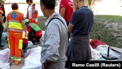 Рятувальники на місці землетрусу, Італія, 24 серпня 2016 року 