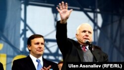 Джон Маккейн Евромайданда чыгыш ясый