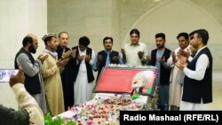 له خیبر پښتونخوا څخه يو شمېر لیکوال او فرهنګيان د باچا خان مزار ورغلي او د هغه روح ته يې دعا وکړه.