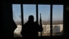 Російська армія застосовує тактику малих піхотних груп на всій лінії фронту. На фото: поліцейський спостерігає за територією на предмет виявлення російських FPV-дронів, Оріхів, Запорізька область, 12 лютого 2025 року