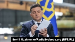 Зеленський обіцяє, що студенти отримають можливість стажуватися в Україні та за кордоном, реалізувати власні наукові проєкти, а після закінчення навчання – офіційне працевлаштування