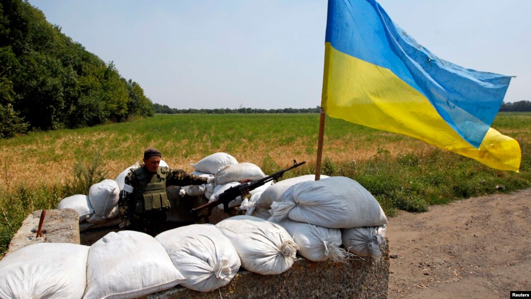 Український військовослужбовець на блокпосту біля села Нікішине, 1 серпня 2014 року