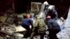 Echipele de intervenție recuperează corpul unei persoane de sub dărâmăturile unei clădiri devastate în urma unui atac ucrainean asupra orașului ocupat Lisiceansk, 3 februarie 2024.