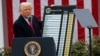 АҚШ президенті Дональд Трамп шетелден келетін тауар түрлеріне баж салығын салу туралы кестені көрсетіп тұр. Ақ үй, Вашингтон, 2 сәуір, 2025 жыл.