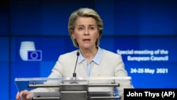 "Koristiću sva ovlašćenja komisije da osiguram da su prava svih građana EU zagarantovana ko god da ste i gde god da živite", poručila je Von der Leyen
