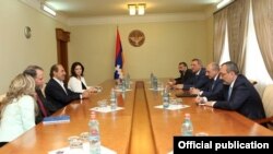 Nagorno-Karabakh - Former U.S. Ambassador John Evans (second from left) and Armenian-American philantropist Garo Armen meet with Karabakh Armenian leaders in Stepanakert, 29Jun2016.
