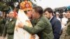 Тодішній ватажок угруповання «ДНР» Олександр Захарченко (в центрі), за спиною у нього один із керівників цього ж угруповання Денис Пушилін. Савур-могила, Донецька область, 8 травня 2015 року
