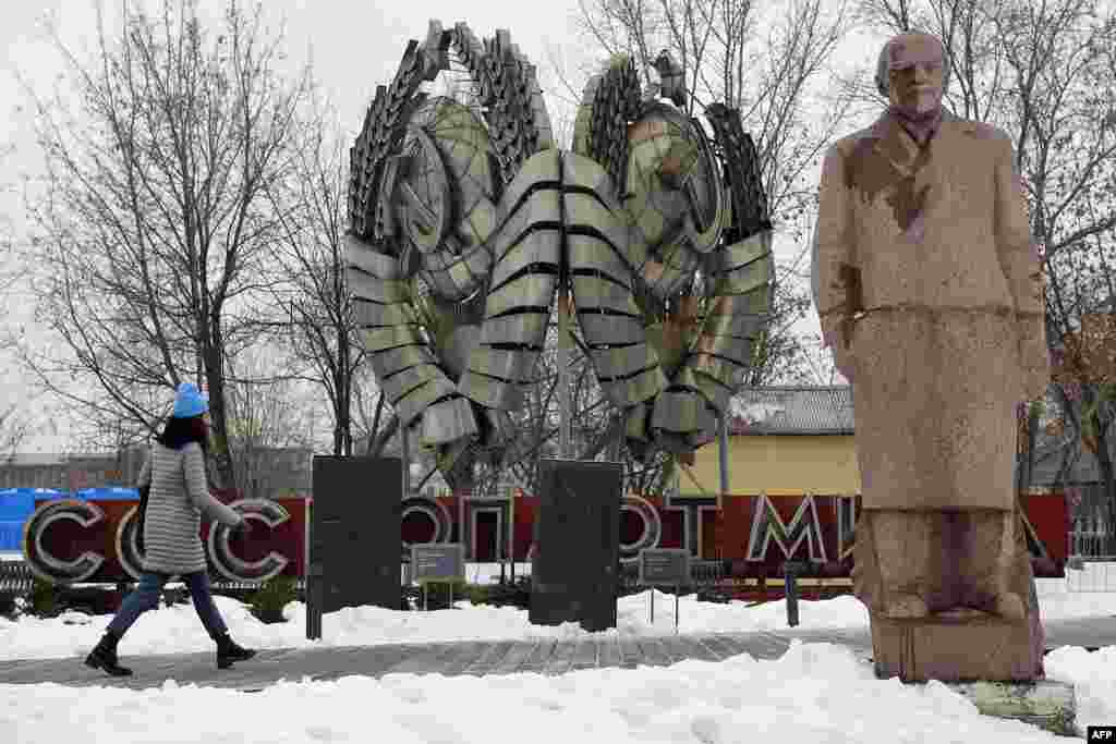 Памятник Владимиру Ленину в московском парке "Музеон", февраль 2016 года