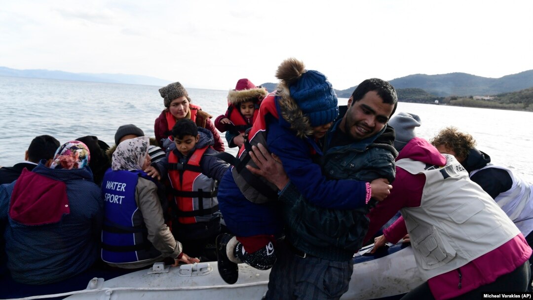 Migranti se iskrcavaju na grčko ostrvo Lezbos nakon što su prešli Egejsko more iz Turske, 28. februar 2020.