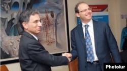 Armenia -- Minister of Economy Tigran Davtian (L) and IFC Caucasus Regional Director Thomas Lubeck sign an agreement in Yerevan, 8Feb2012.