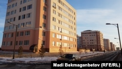 "Саранда" тұрғын үй кешені жанында жүрген көлік пен адам. Астана, 28 қараша 2016 жыл.