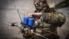 Un soldat ucrainean din Brigada 71 Jaeger pregătește o dronă FPV pe linia frontului, lângă Avdiivka, regiunea Donețk, Ucraina, vineri, 22 martie 2024. (AP Photo/Efrem Lukatsky)