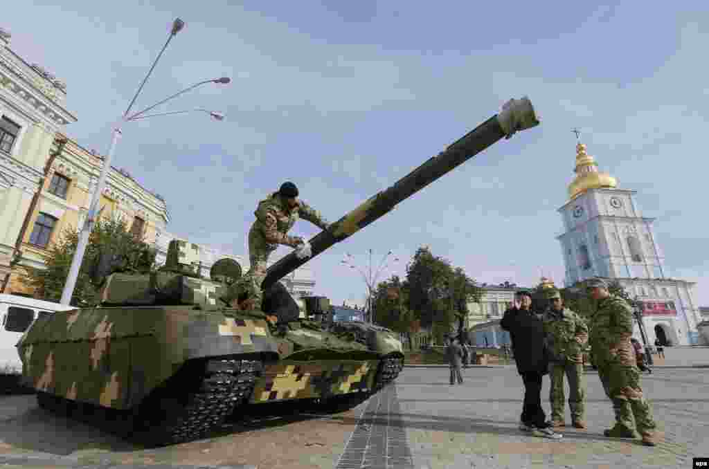 Українські вояки готують танк Т-84 «Оплот» для виставки військової техніки на Михайлівській площі в Києві, 13 жовтня 2015 року