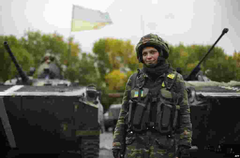 Жінка-боєць у зоні АТО неподалік селища Луганське на Донеччині, 24 вересня 2014 року