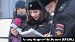 Полиция хезмәткәрләре һәм активист Вера Керпель (сулда) 16 декабрдә активистларның чатыр лагере урынында