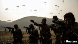 Soldații participă la o demonstrație în timpul antrenamentului unităților de luptă aeriană și amfibie ale Armatei Populare Coreene.