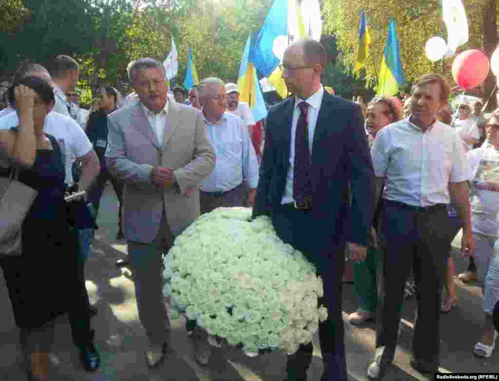 Представники Об’єднаної опозиції, які обрали Тимошенко першою у виборчому списку до Ради, приїхали на річницю ув'язнення до Харкова і передали у лікарню букет із 365 троянд, по одній на кожен день за ґратами.