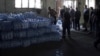 Иллюстративное фото. Работники МЧС Украины разгружают бутыли с водой. Старобольск, Луганская область, август 2014 года