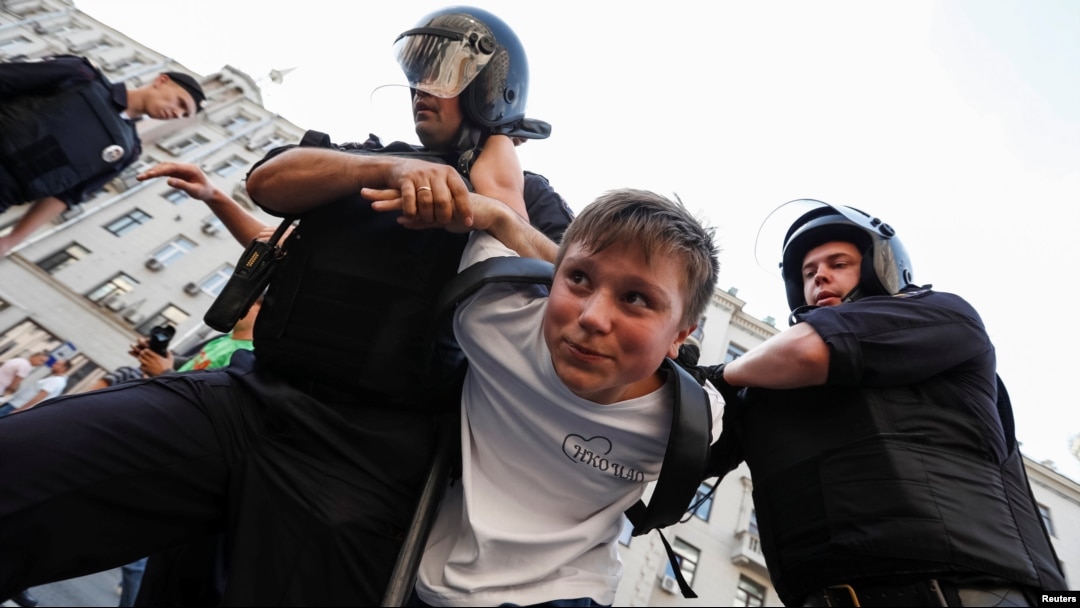 Російські поліцейські затримують хлопчика під час акції протесту в Москві, 9 вересня 2018 року