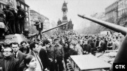 A Szovjetunió és a Varsói Szerződés erői 1968. augusztus 21-én bevonultak Csehszlovákiába, hogy elfojtsák a prágai tavaszt