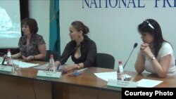 Гештальтпсихолог Надежда Шерьязданова (в середине) дает пресс-конференцию в Алматы о положении психологов в Казахстане. Алматы, 9 июля 2013 года.