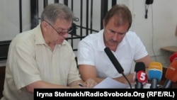 Олександр Попов і адвокат Микола Карнаух під час судового засідання у справі щодо розгону Євромайдану в ніч на 30 листопада 2013 року. Київ, 29 липня 2015 року
