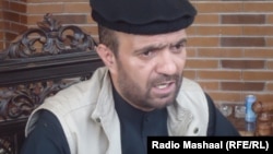 ظاهر قدیر په جلال اباد کې خبري غونډې ته وینا کوي - انځور له ارشیفه.