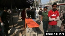 پاکستان: د نومبر پر ۲۳مه (۲۰۱۸) د چینايي کونسلګرۍ مخې ته تر برید وروسته رضاکاران د مړو ژوبلو په انتظار دي.