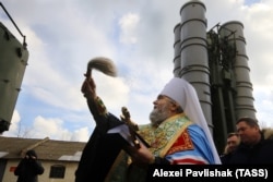 Митрополит Феодосійський і Керченський УПЦ МП Платон під час освячення російської зенітної ракетної системи великої та середньої дальності С-400 «Тріумф». Феодосія, січень 2017 року