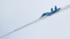 Un bombardier rus Suhoi Su-34 trage rachete în timpul unui joc de război în afara orașului Riazan din Rusia.