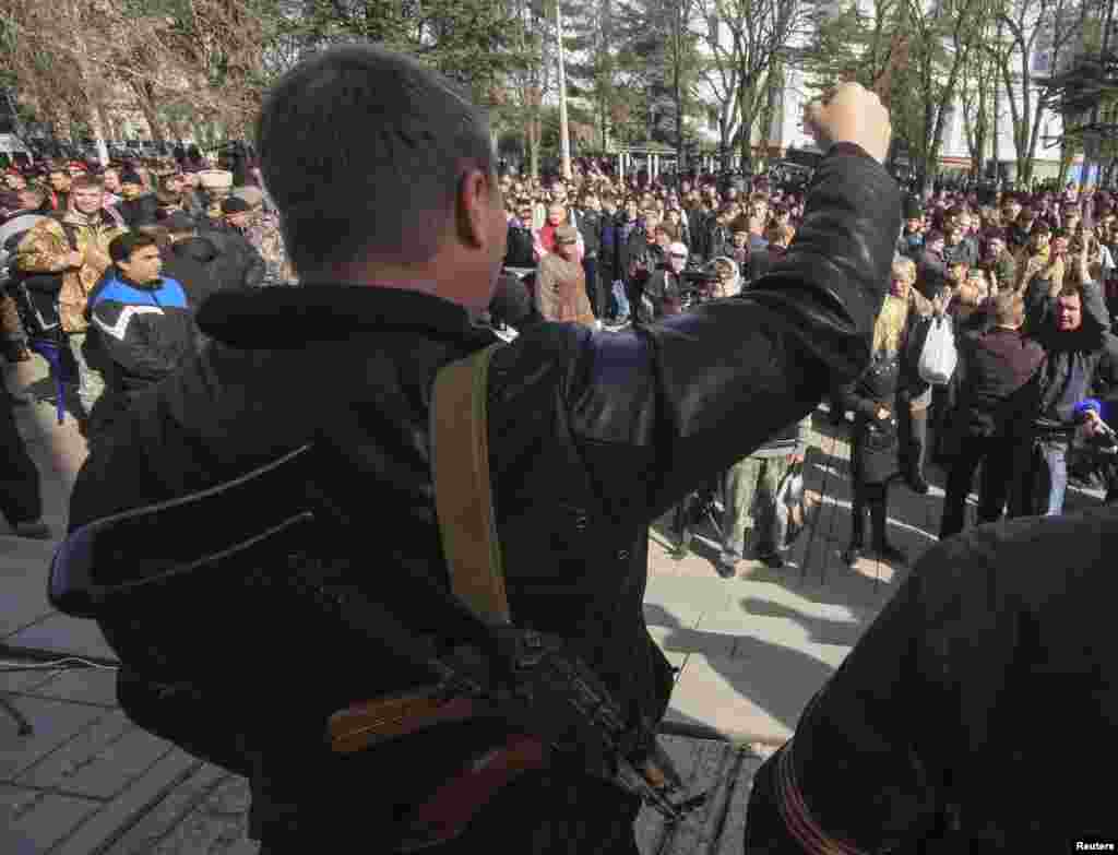 Үзәк мәйданда кырымтатарлары митингы барганда, урыс оешмалары Кырым Югары Радасы алдында үз җыенын үткәрде.