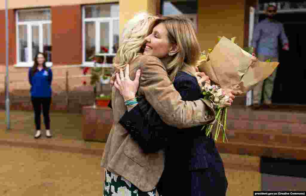 Prva dama SAD-a Jill Biden prima zagrljaj od svoje ukrajinske koleginice Olene Zelenske (desno) tokom iznenadne posjete školi u Užgorodu 8. maja. Škola se trenutno koristi kao privremeno sklonište za raseljena lica. "Hteo sam da dođem na Majčin dan", rekla je Biden Zelenskoj. "Mislila sam da je važno pokazati ukrajinskom narodu da ovaj rat mora prestati i da je ovaj rat bio brutalan i da narod Sjedinjenih Država stoji uz narod Ukrajine". Zelenska je posjetu prve dame nazvala "činom hrabrosti".