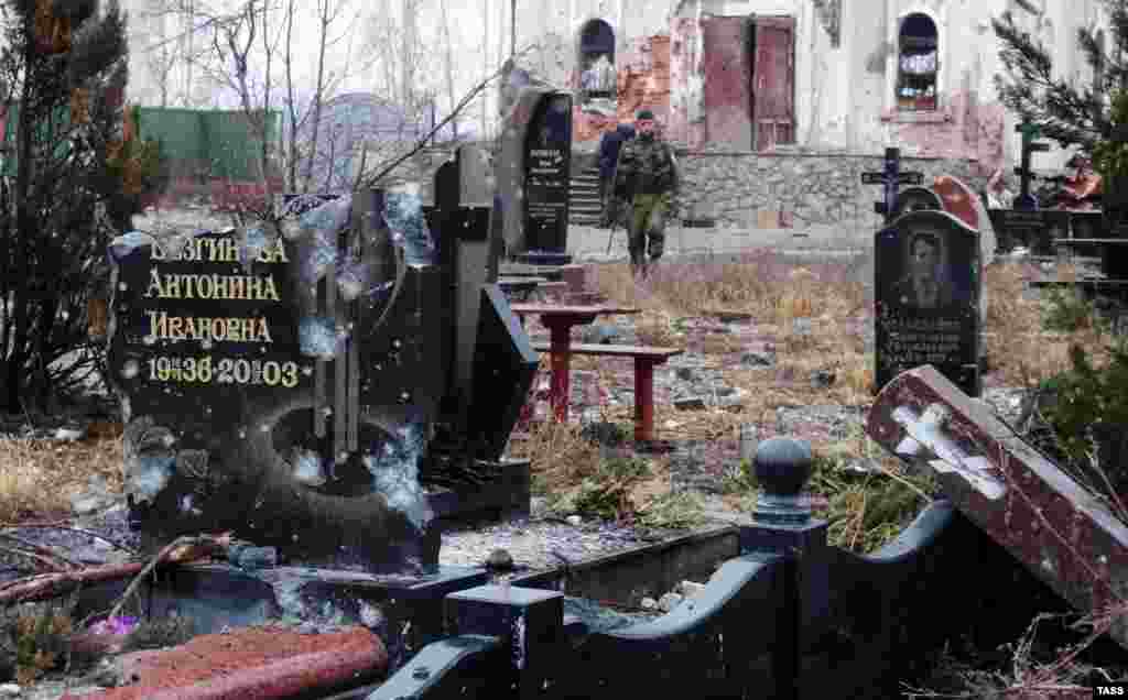 Бойовик проросійського батальйону «Сомалі» на зайнятому ними цвинтарі в Донецьку, 13 листопада 2014 року
