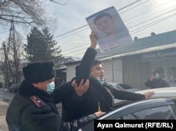 Polisiýa işgärleri doganynyň hytaý türmesinden boşadylmagyny talap eden Baýbolat Kunbolatuly saklaýarlar. Almaty, 2021-nji ýylyň 1-nji fewraly
