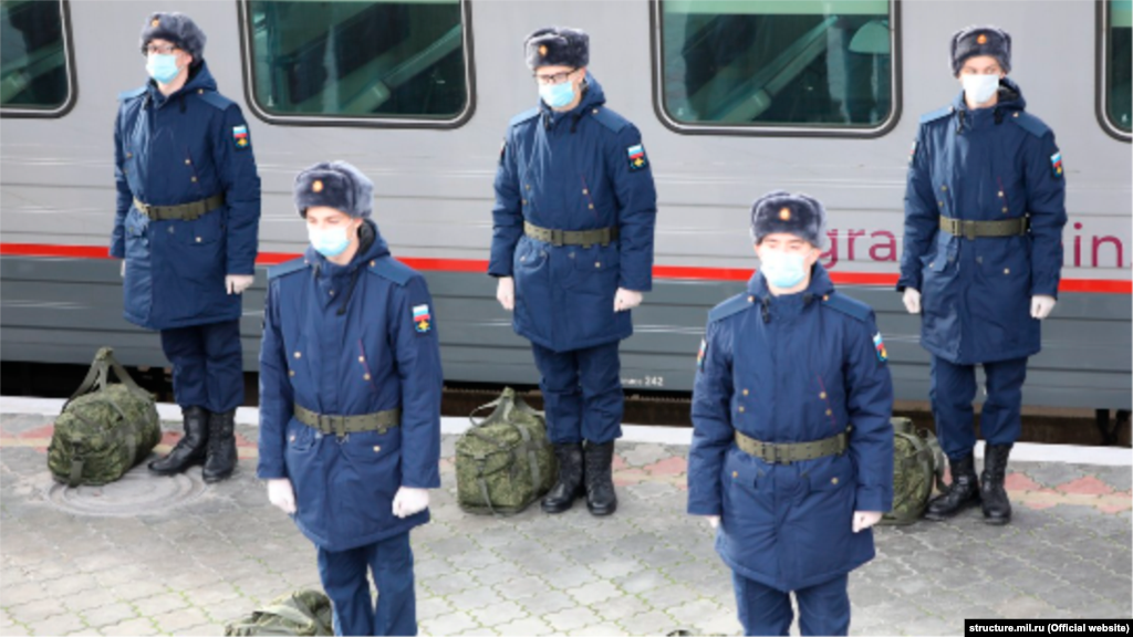 24 листопада. Севастопольців відправляють до Ростова-на-Дону на службу в російській армії. На цьому фото, опублікованому Міністерством оборони Росії, показані лише п'ятеро з них, однак у той день із Севастополя до Росії відправили близько тридцяти призовників. В ООН неодноразово наполягали на тому, щоб Росія припинила призов жителів Криму до своїх збройних сил. Як стверджують у «Кримській правозахисній групі», проводячи призов кримчан до своєї армії, Росія порушує Женевську Конвенцію про захист цивільного населення під час війни. При цьому українські правозахисники ще й регулярно фіксують кримінальні справи, які підконтрольні Кремлю відомства на півострові заводять на кримчан за ухилення від служби в російських збройних силах: за їхніми словами, тільки в листопаді було як мінімум три нові кримінальні справи і два вироки у таких справах