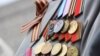 У Києві військові розганяли хмари, афганці годували всіх солдатською кашею