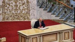 Александр Лукашенко подписывает документ после присяги во время неанонсированной «инаугурации» в Минске 23 сентября 2020 года