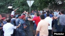 Armenia - Rresidents of Sari Tagh neighborhood of Yerevan clash with riot police, 19 July 2016