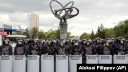 Сотрудники полицейского спецназа, преградившие путь протестующим в день президентских выборов в июне 2019 года 
